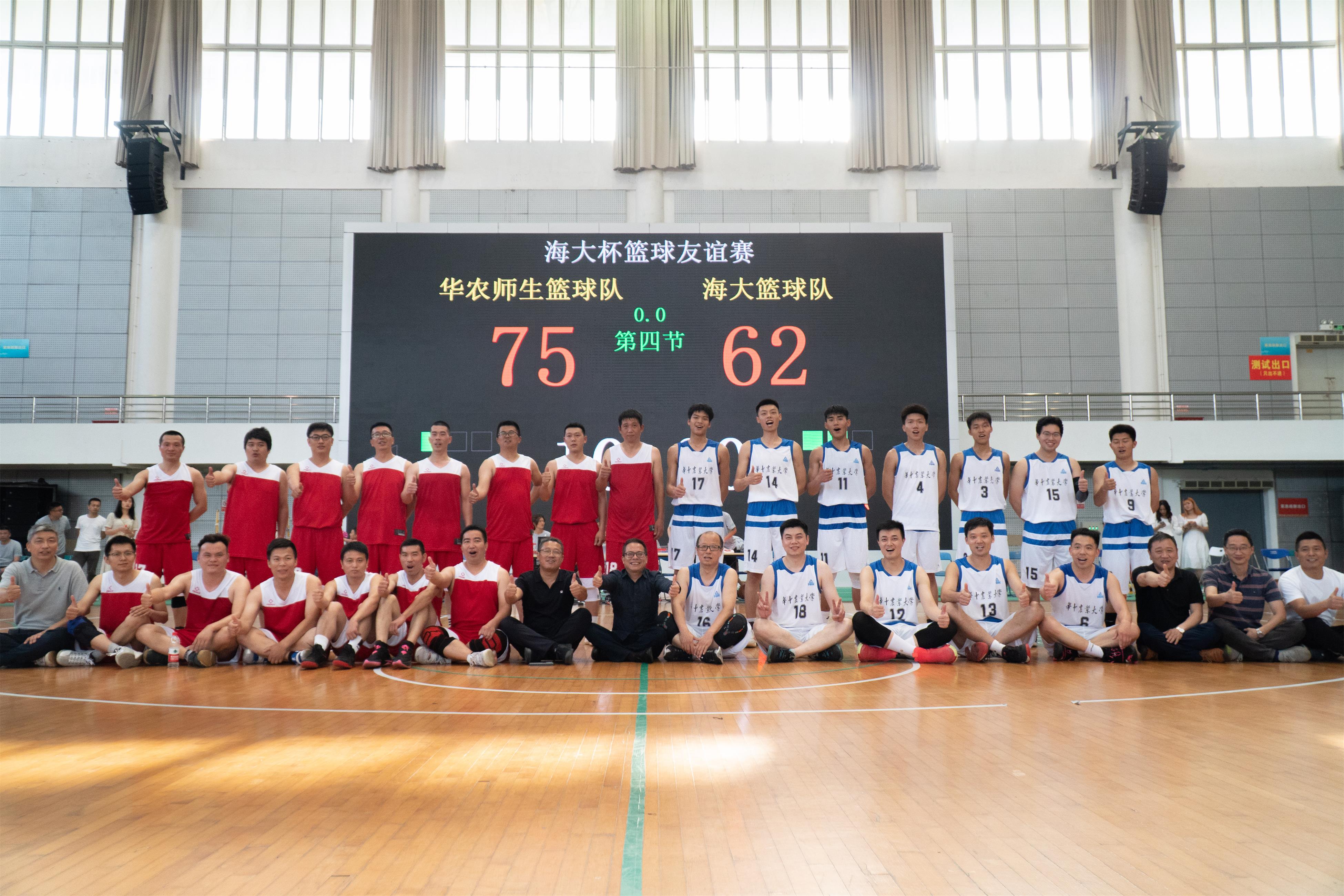 51暗网
篮球队与海大篮球队合影（学通社记者 郎一阳 摄）