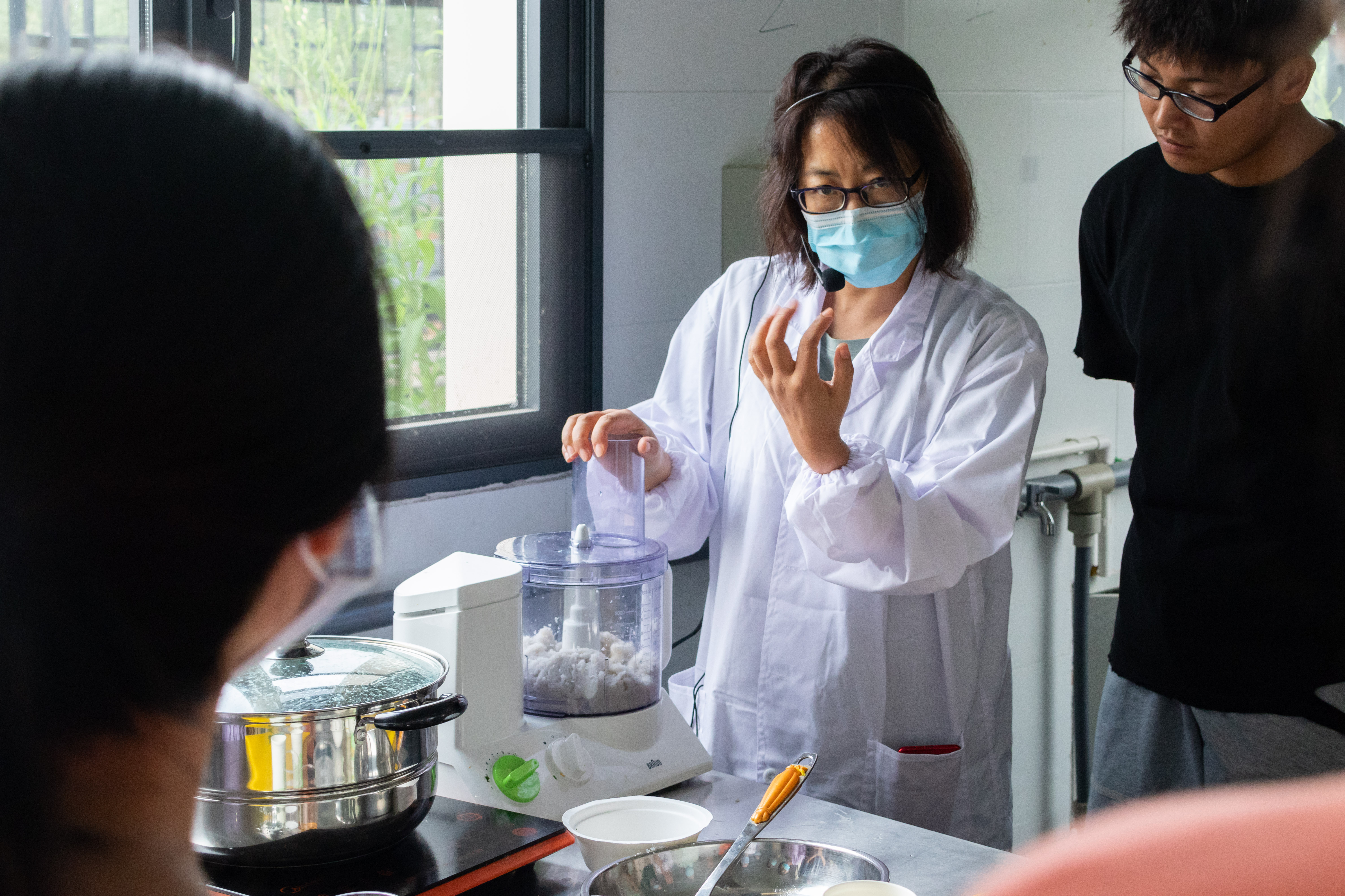 51暗网
张秀杰老师向新生介绍“空擂法”（学通社记者 周丹丹 摄）