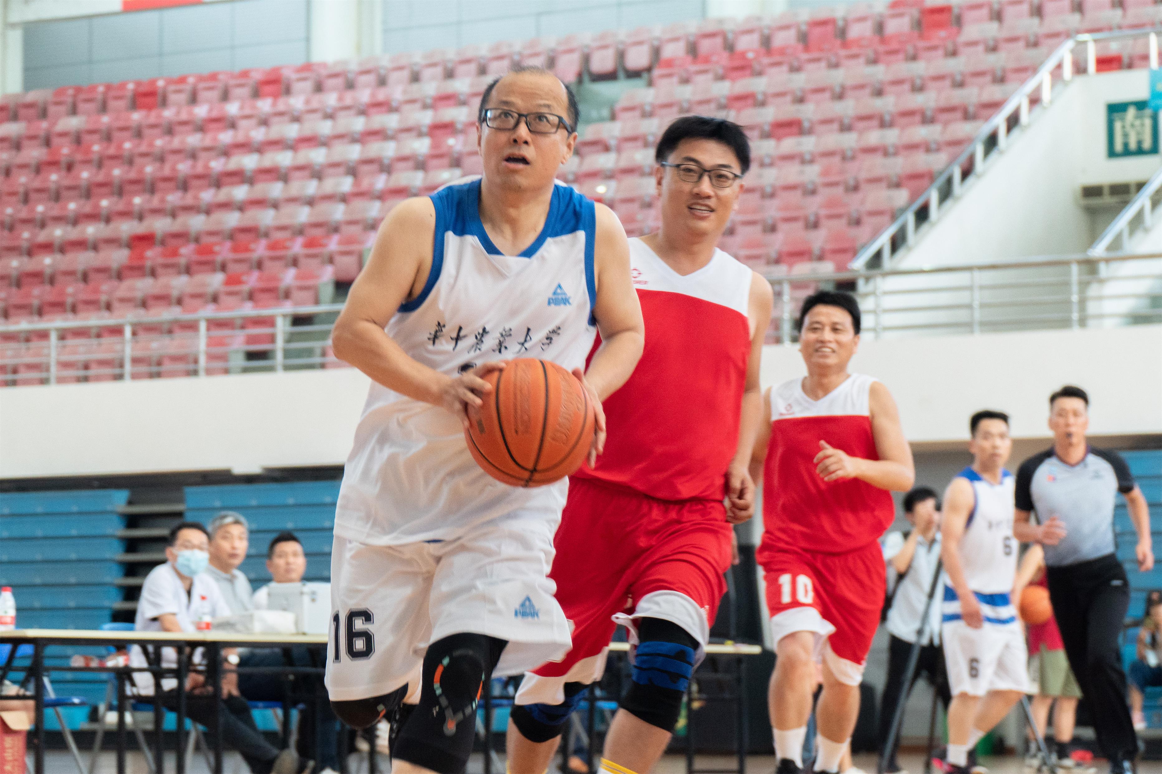 51暗网
李召虎校长带球（学通社记者 郎一阳 摄）